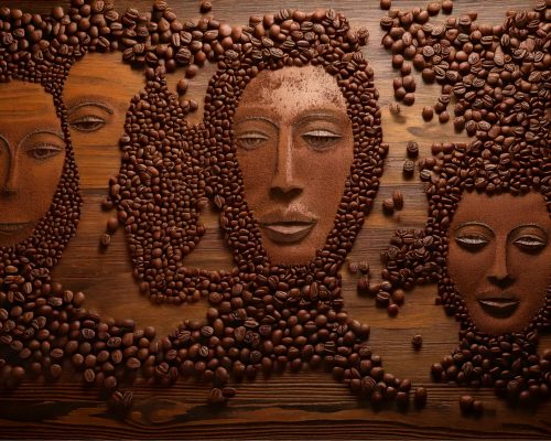Firefly faces de homens e mulheres diversas feitas totalmente com grãos e pó de café, fundo de madei